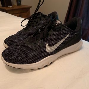 Black nike tennis shoes